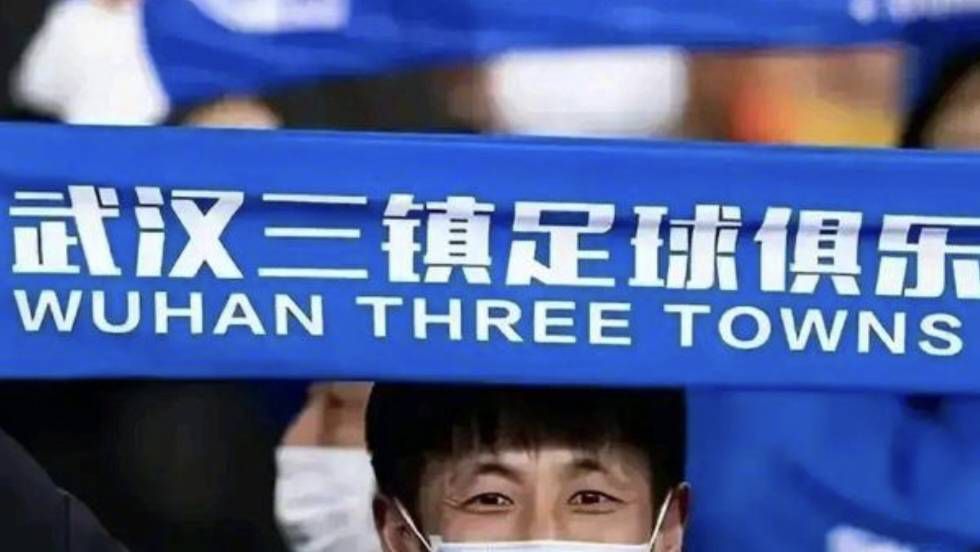 美女露出尿口让男生捅